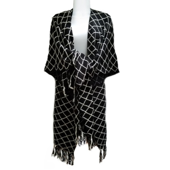NEW - Ruana Wrap Black & White Cape Knit Shawl Fringe - Picture 3 of 3